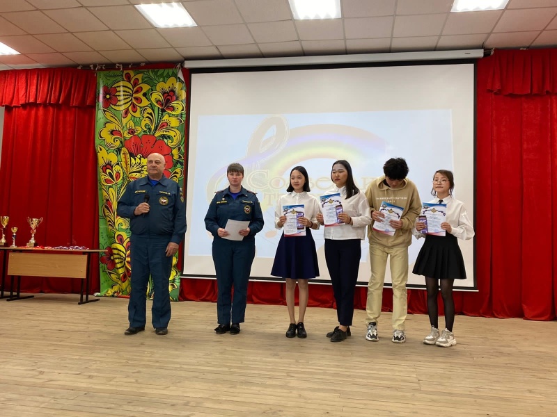 Забайкальских школьников наградили за спасение на пожаре