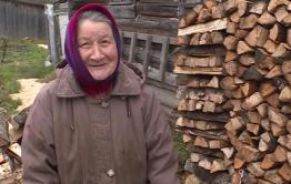 В Вершино-Дарасуне школьники помогают пенсионерам