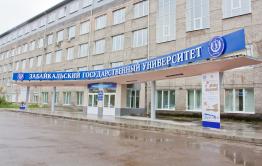 Врачи в Чите спасают жизнь преподавателя, выпавшего из окна в ЗабГУ