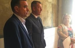 Александр Сапожников проинспектировал ремонт школьных туалетов
