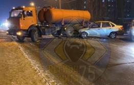 Легковушка влетела в говновозку на Ковыльной в Чите