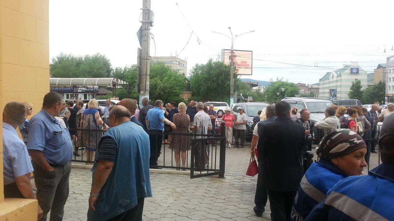 ​Около 1 тыс. человек пришли попрощаться с Анатолием Михалевым