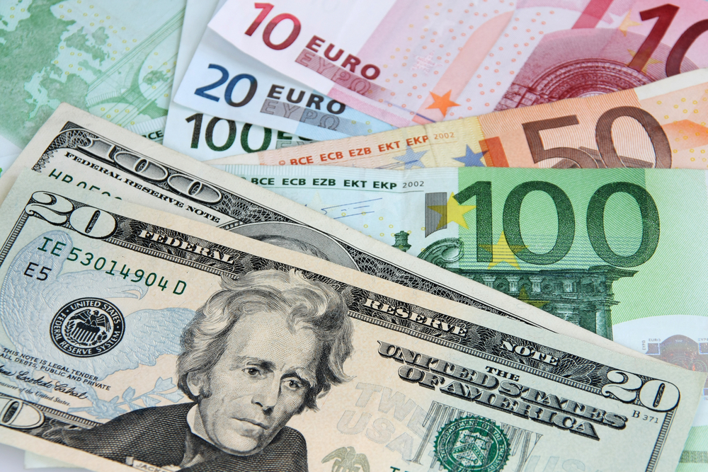 Курс доллара и евро достиг исторического максимума