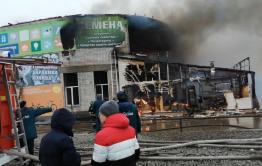 Афтершоки пожара на Острове. Владелец сгоревшего торгового центра вставит окна жителям пострадавшего от пожара дома