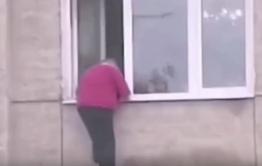 Пенсионерка выпала из окна многоэтажки в Чите. Она скончалась. Видео 