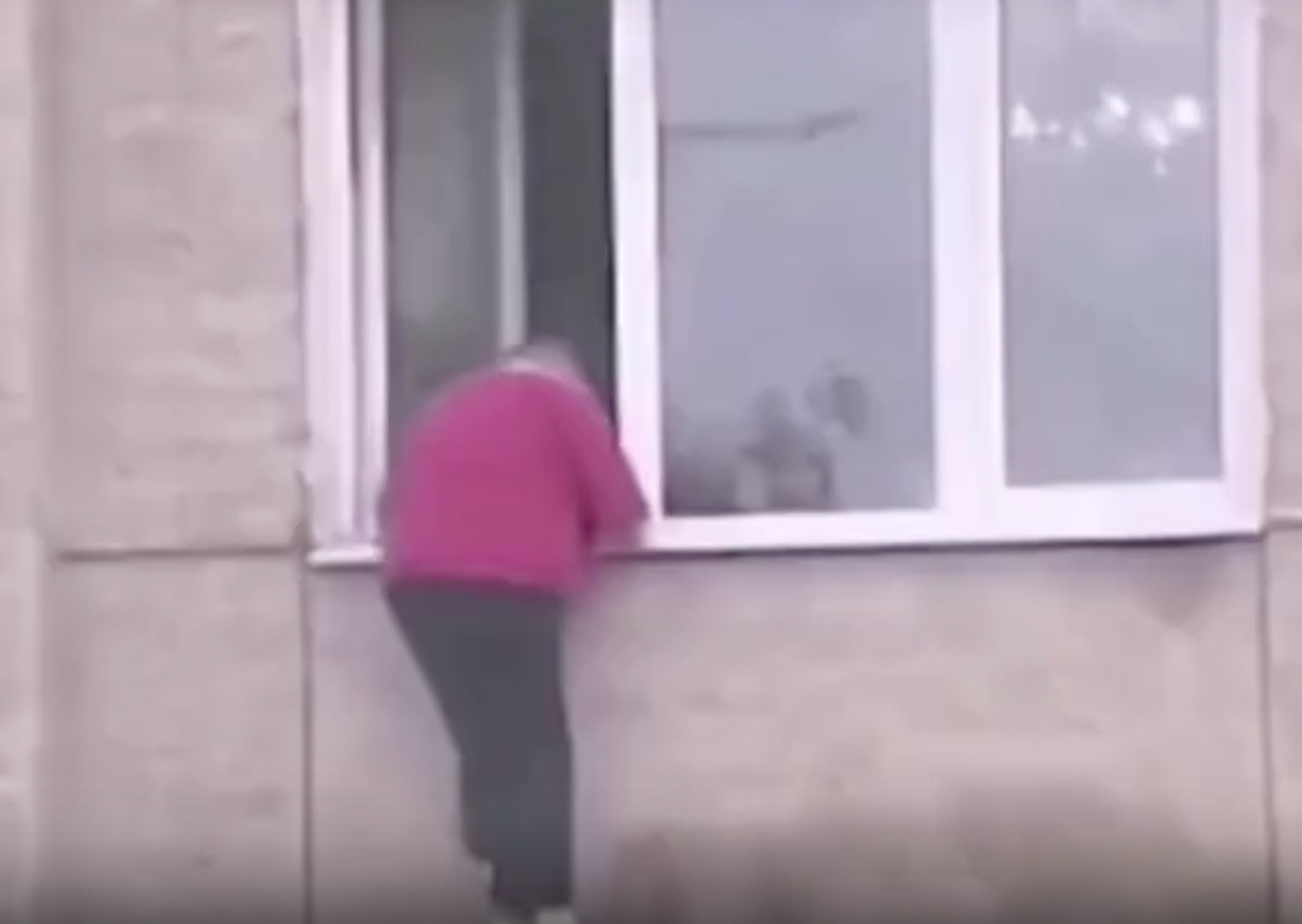 Пенсионерка выпала из окна многоэтажки в Чите. Она скончалась. Видео 