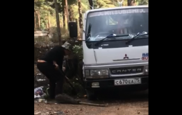 ​Забайкальцы заставили мужчину собрать мусор, выброшенный в лесу под Смоленкой