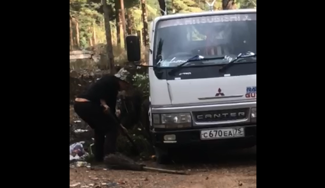 ​Забайкальцы заставили мужчину собрать мусор, выброшенный в лесу под Смоленкой