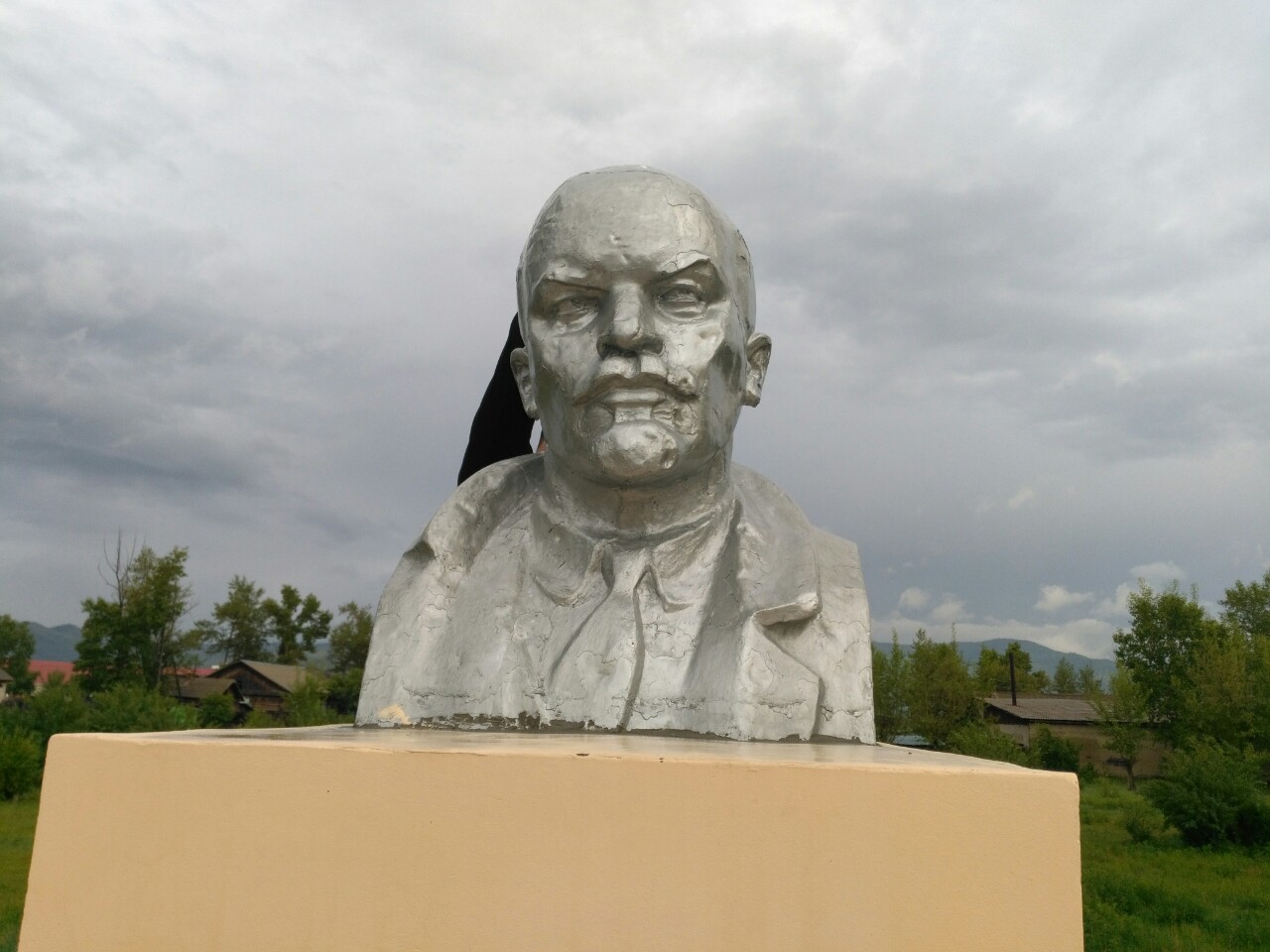 ​Памятнику Ленину в Кыре сделали трепанацию черепа. Бюст не впервые страдает от вандалов