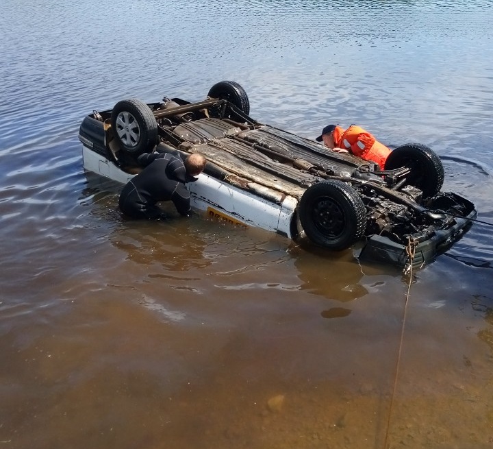 ​Спасатели вытащили из озера в Колочном утонувшую машину с трупом