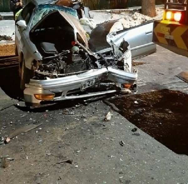 ​Фронтальный погрузчик столкнулся с Toyota Mark-2 в Могоче