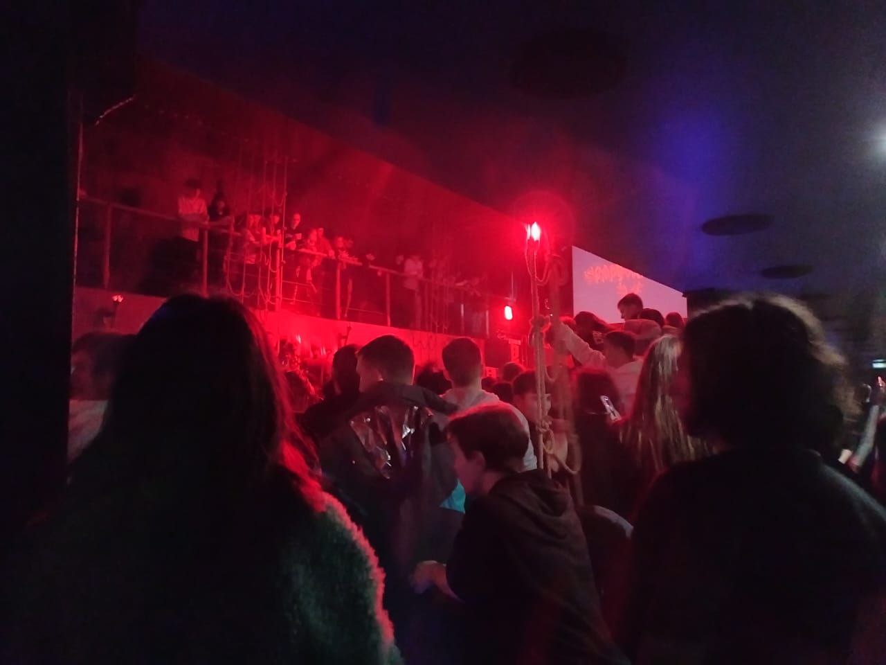 Сотруднику ночного клуба разбил голову артист на концерте в Чите (видео)