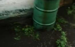 Двор дома на Колхозной в Чите затопило дождями