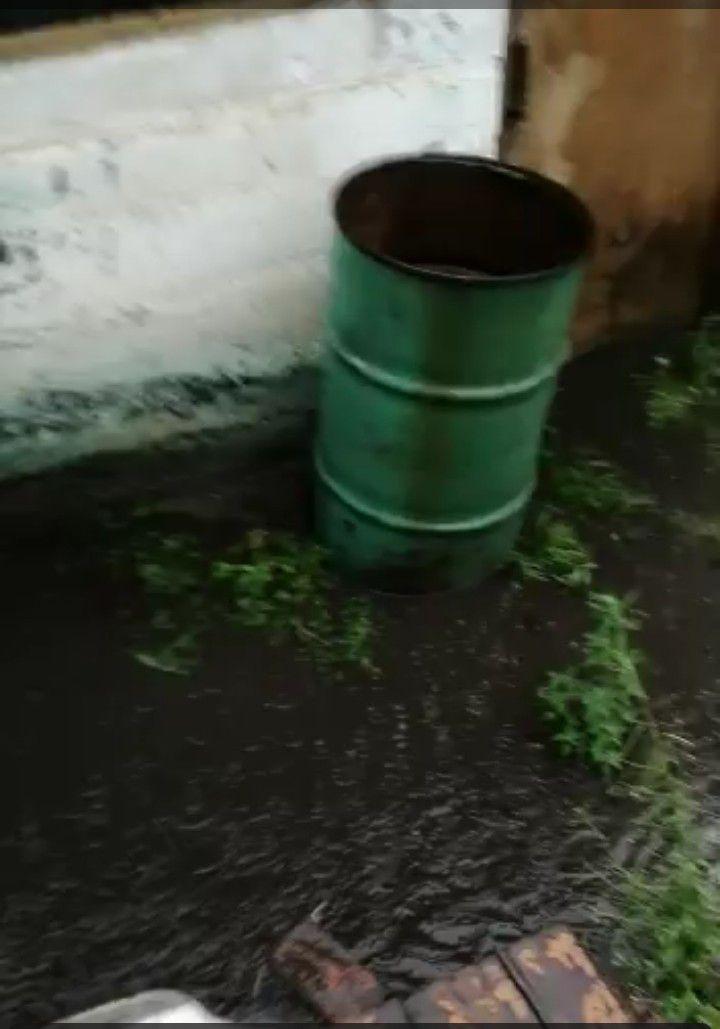 Двор дома на Колхозной в Чите затопило дождями