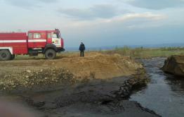 Поднявшаяся вода размыла насыпной мост в селе Домна-Ключи