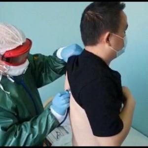 ​Министр здравоохранения Валерий Кожевников лично провёл медицинский осмотр китайского гражданина (видео)