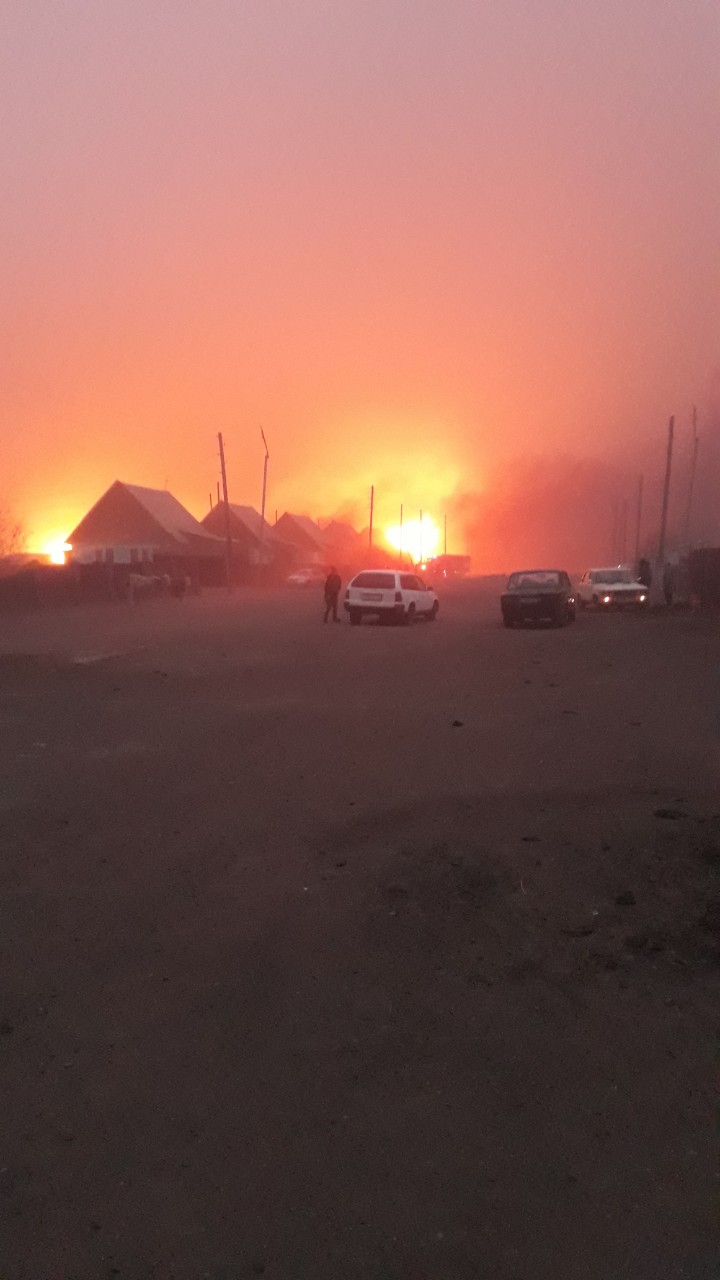​Пожар в селе Чиндант перешел на жилые дома