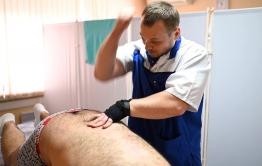 Забайкальские врачи колотили 59-летнего мужчину с коронавирусом по спине, чтобы ему стало легче