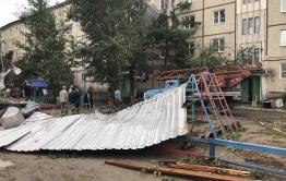 Шквалистый ветер в Чите срывает крыши домов и валит рекламные конструкции  (видео) 