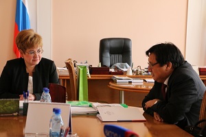 Сенатор Азаров не смог присутствовать на выездном заседании Совета Федерации в Чите
