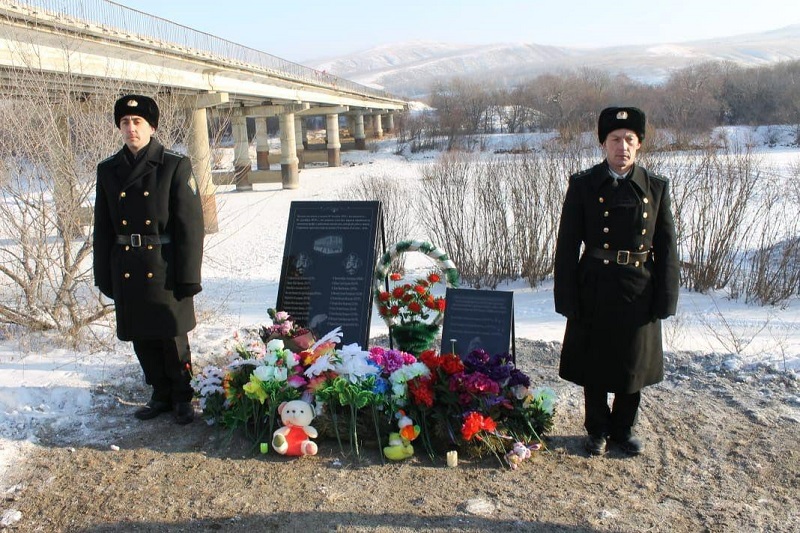 Мемориальные доски в память о погибших в ДТП под Сретенском установили на берегу Куэнги​