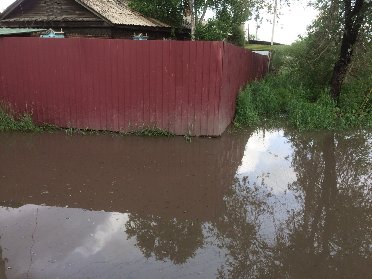 В Чите по ул. Шестиперова дождевая вода топит дома