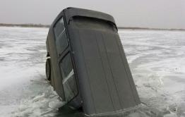 Забайкальские рыбаки на озере Шакша ушли под лед вместе с машиной 