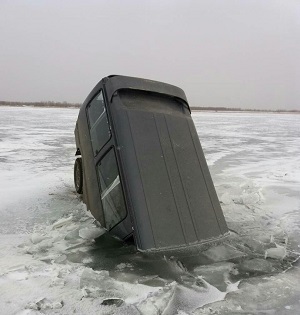Забайкальские рыбаки на озере Шакша ушли под лед вместе с машиной 