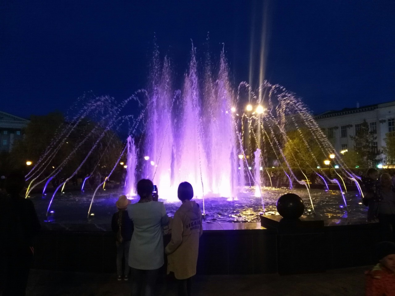 Музыкальный фонтан на площади Ленина в Чите заработал после починки