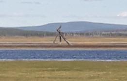Покосившийся электрический столб может упасть в воду недалеко от Иргени
