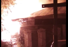 В центре Читы загорелось деревянное здание бывшей стомклиники (видео)