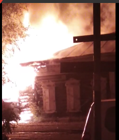 В центре Читы загорелось деревянное здание бывшей стомклиники (видео)