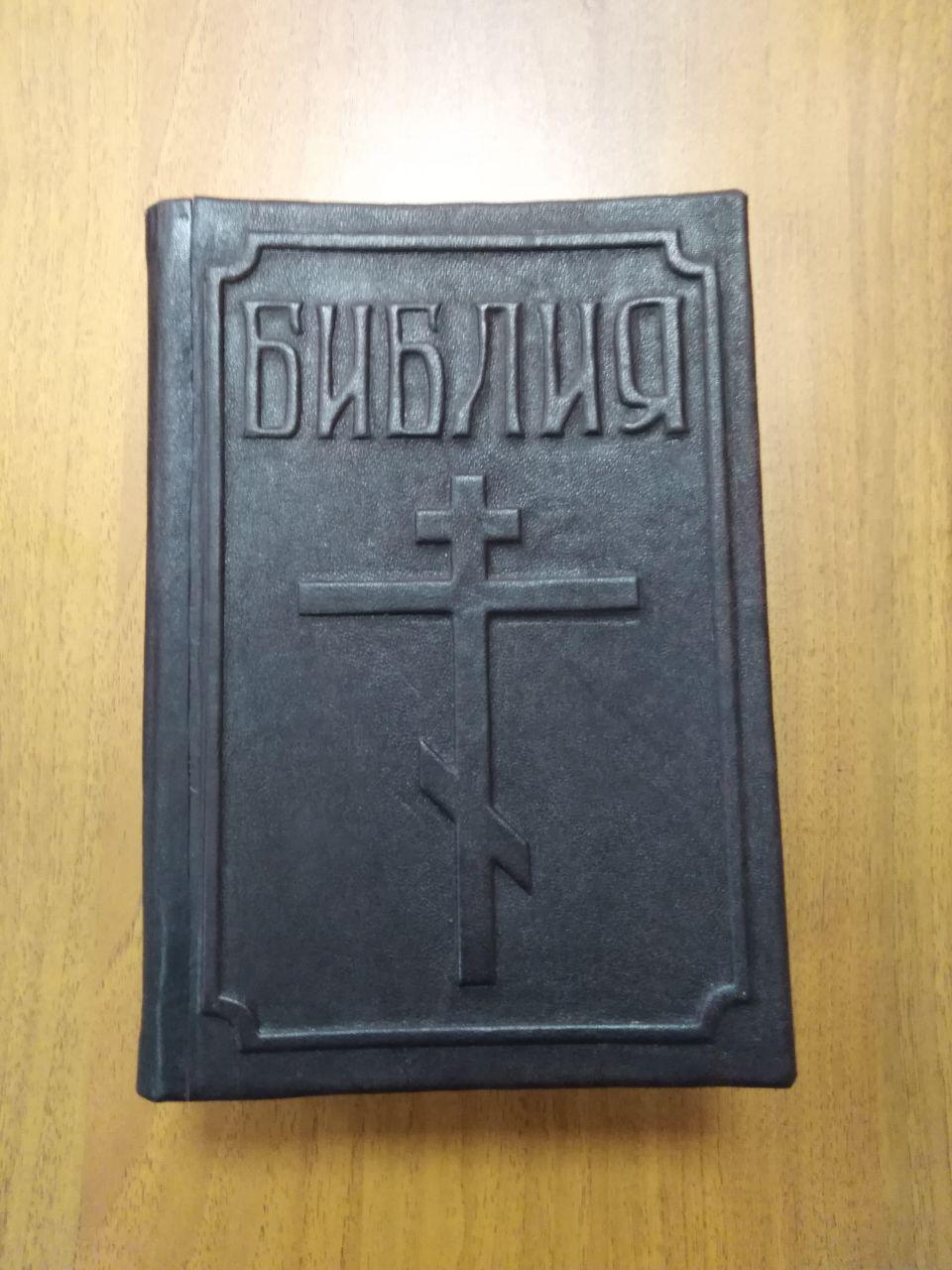 Заключенные одной из читинских колоний восстановили старую Библию, от которой отказывались другие мастера