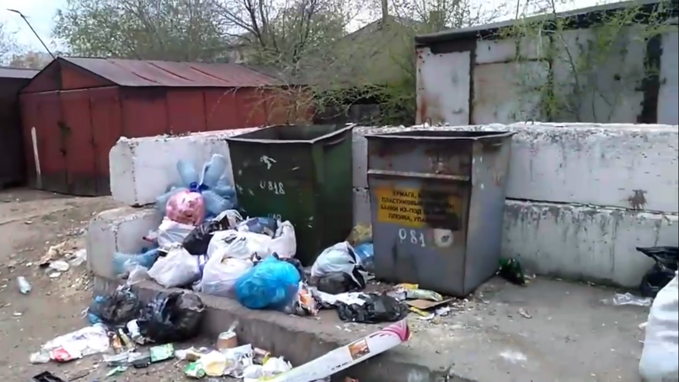 ​Охреневшие коммунальщики на Чкалова бросили мусор у контейнеров (Видео)