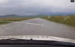 Вода с полей размывает дорогу в Сретенском районе Забайкалья (видео)