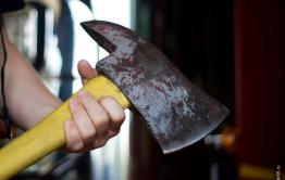 Пьяная забайкалка нанесла 20 ударов топором спящему сожителю после ссоры