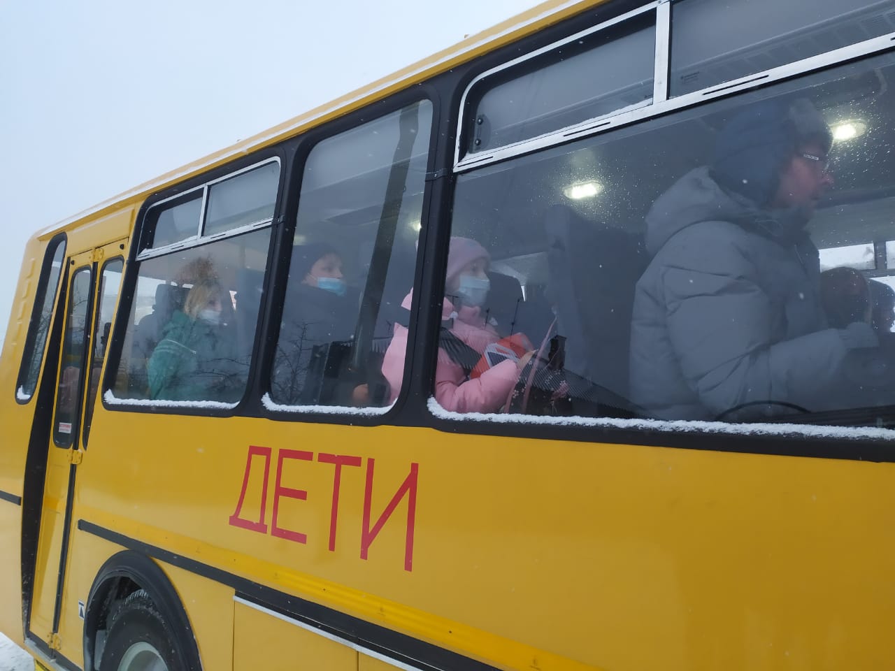 В Чите ребенка выгнали из школьного автобуса. Следователи начали проверку.