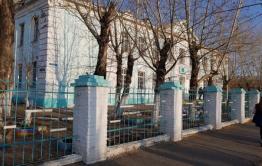 ​Родительский комитет борзинской школы пожаловался на выпадающие двери и не открывающиеся окна
