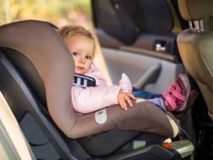 Детей до 7 лет запрещено оставлять одних в машине