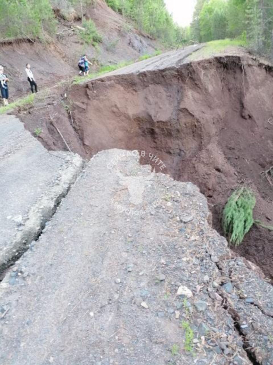 Дорога к сёлам Сретенского района, которая обрушилась из-за дождей, до сих пор не восстановлена, объездных путей нет