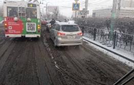 Пассажиры вытолкали троллейбус в Чите