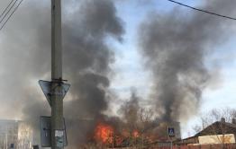 Барак горит около школы на Зенитке в Чите