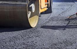 Водитель дорожного катка погиб в Забайкалье после опрокидывания техники