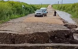 Дорогу на Вершино-Дарасунский снесло рекой