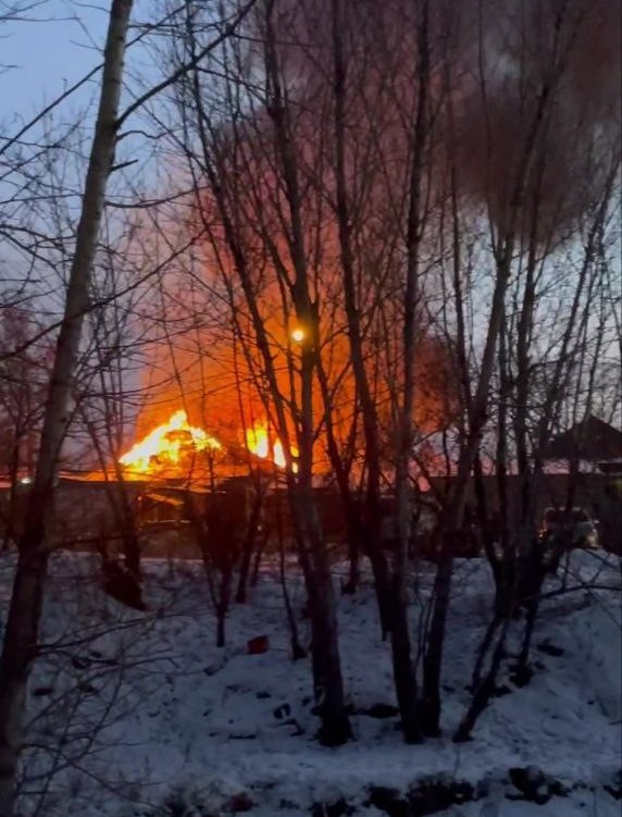 В Чите горит четырехквартирный дом в районе МЖК