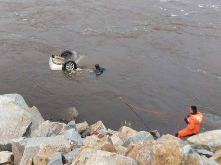 Спасатели вытащили тело водителя из утонувшего в Читинке автомобиля