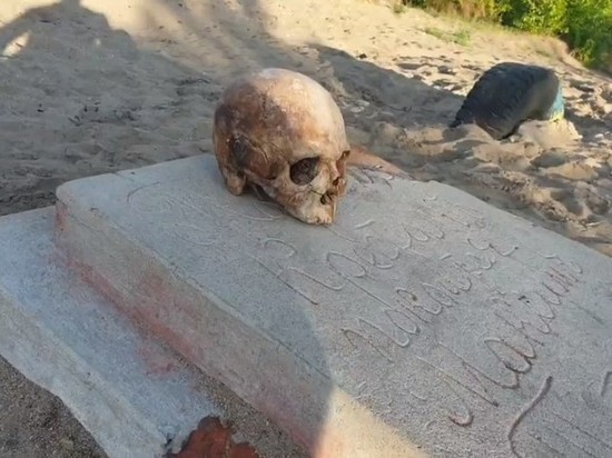 Надгробие с черепом обнаружено на берегу Кенона в Чите