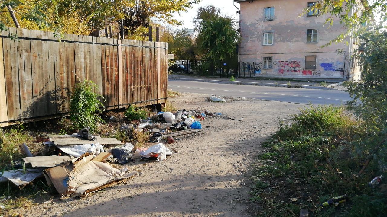 Читинцы выкинули мусор на улицу после ремонта ограды