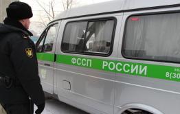 В Чите должник по алиментам спрятался от приставов в диване