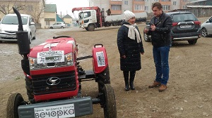 Трактор от «Вечорки» вручили Оюне Цырендашиевой из Агинское